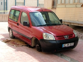 Lastik değiştirirken kriko çöktü
