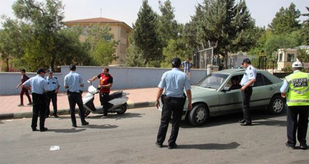 Okul önlerinde polisten şok uygulama