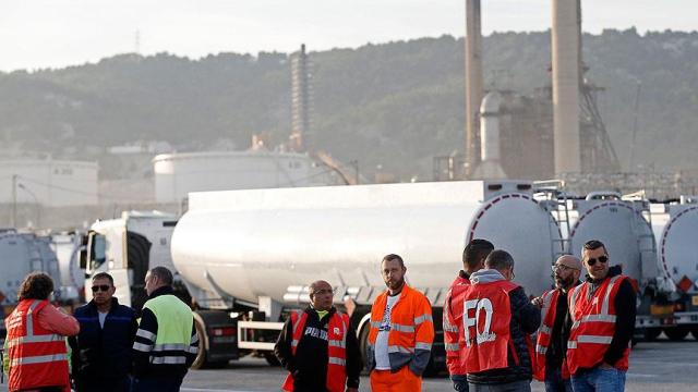 Fransa'da kamyoncuların Çalışma Yasası Reformu protestosu hayatı felç etti