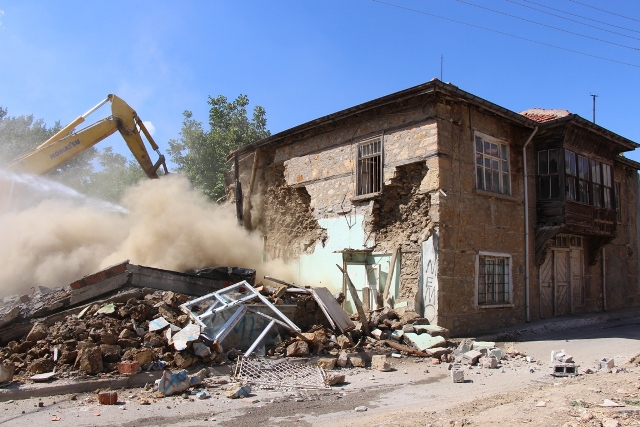 Seydişehir'de metruk binalar yıkılıyor