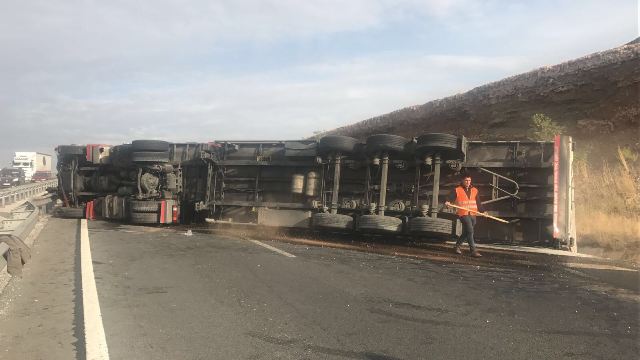 Konya'da bir tırın devrilmesi sonucu 2 kişi yaralandı