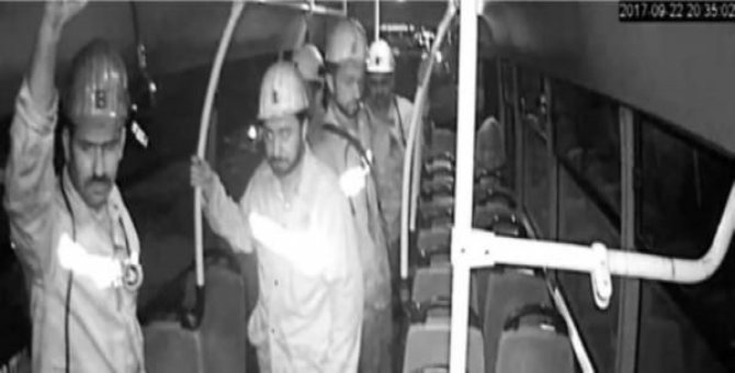 "Koltuklar kirlenmesin" diye ayakta yolculuk eden madencilere davet