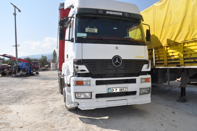 TIR, kamyonete çarptı: 1 ölü