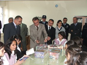 Seydişehir'de polisler kitap bağışladı