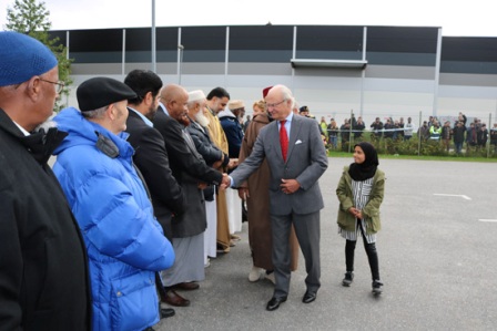 İSVEÇ KRALI GUSTAF, KUNDAKLANAN CAMİYİ ZİYARET ETTİ