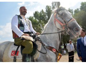 "Atlara fısıldayan adam"ın ödülü sevgi