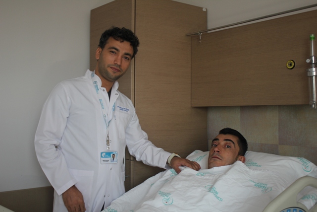 Bacağından alınan doku gözlerini açtı