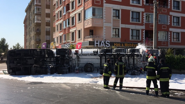 Konya'da LPG tankeri devrildi