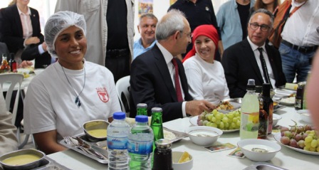 Kılıçdaroğlu işçilerle yemek yedi