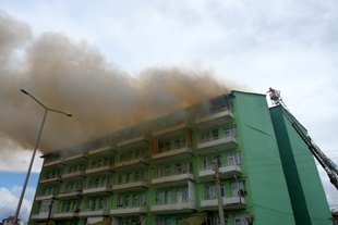 Apartmanın çatı katında yangın çıktı