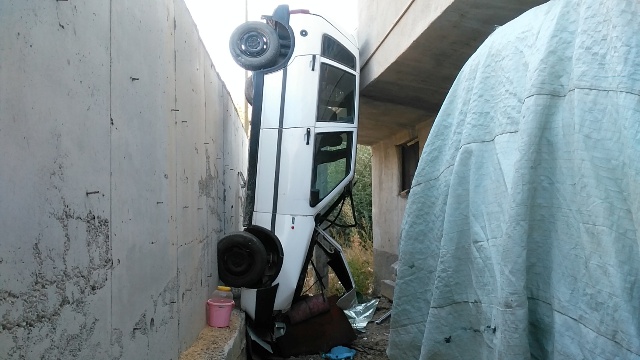 Otomobil istinat duvarından "kanepe" üzerine düştü