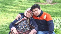 Anne ve oğlu sokaklarda yaşıyor