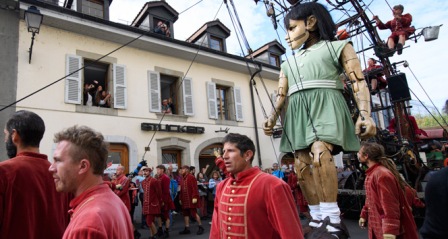 Cenevre sokaklarında dev kuklalar