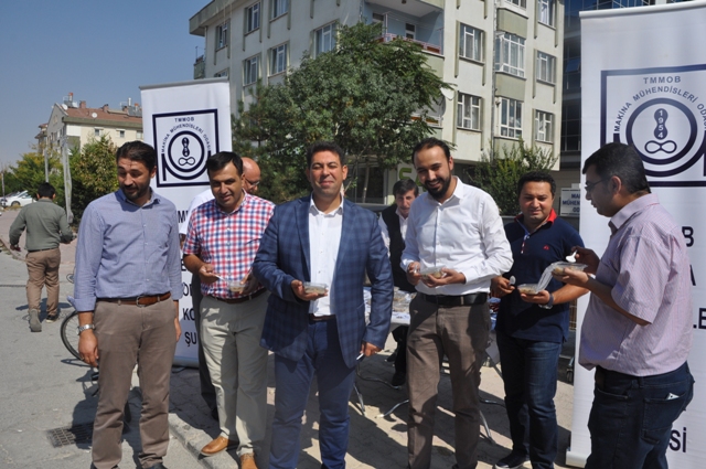 Makine mühendisleri aşura dağıttı