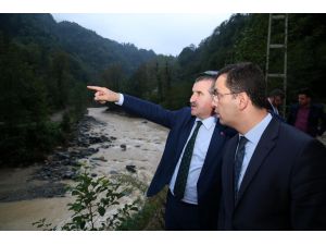 Bakan Bak, heyelan bölgesinde incelemede bulundu