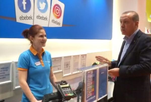 Kasiyer para almak istemedi ama... VİDEO