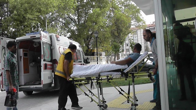 Elektrikli hızarla odun keserken ayağını kesip yaralandı