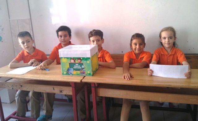 Minik Öğrenciler Sandık Başında