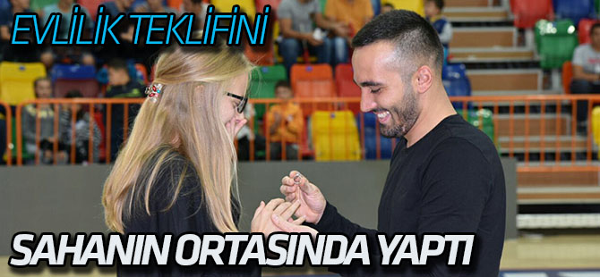 Basketbol Maçında Devre Arası Evlilik Teklifi