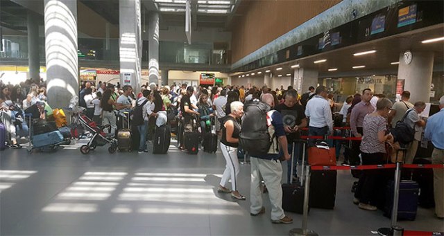 İngiliz havayolu şirketi Monarch Airlines iflas etti