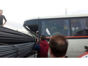 Kocaeli'de servis midibüsü ile tır çarpıştı: 21 yaralı