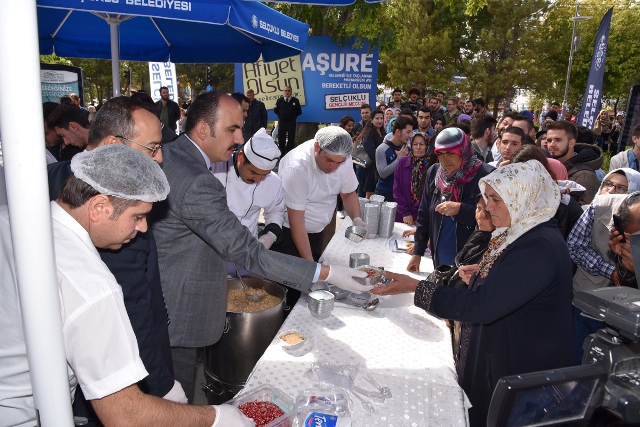 Selçuklu Gençlik Meclisi'nden aşure ikramı