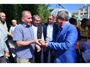 Pursaklar Belediyesi aşure dağıttı