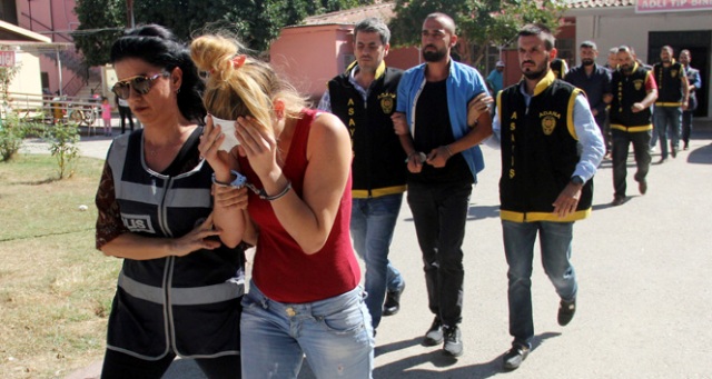 Borcunu almak için sosyal medyadan sevgilisiyle tuzak kurdu