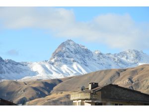 Hakkari'de yüksek kesimlere kar yağdı