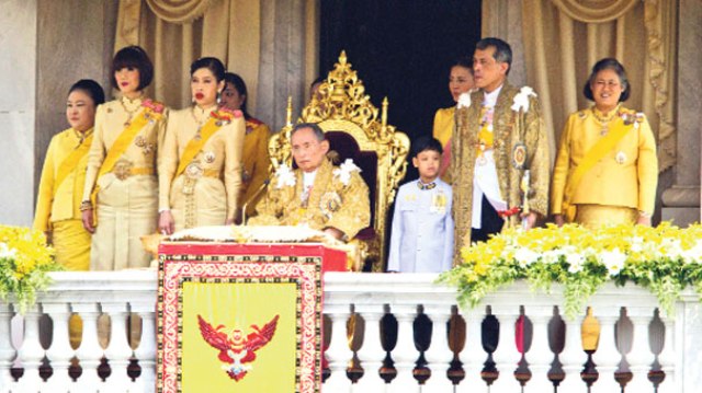Tayland halkı krallarına veda etmek için kuyruk oluşturdu