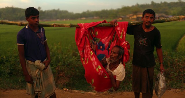 2 Arakanlı genç hasta babasını 18 gün omuzlarında taşıdı