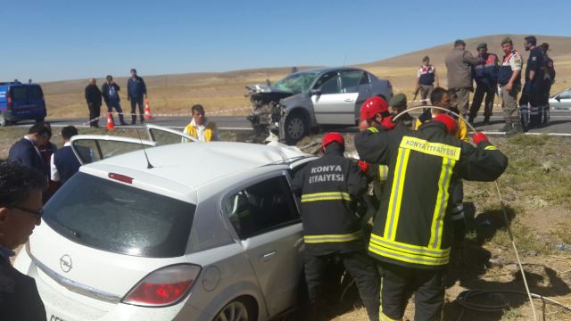 Konya'da iki otomobil çarpıştı: 2 ölü, 1 yaralı