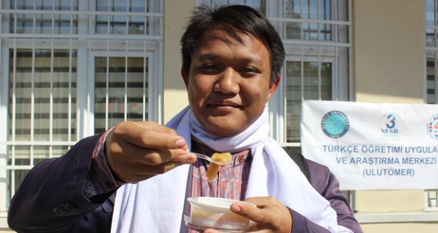 Yabancı Müslüman öğrenciler ilk defa aşure yedi