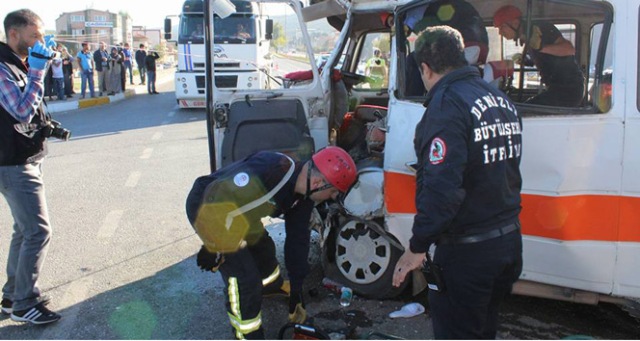 Hafriyat kamyonu ile minibüs çarpıştı:1 ölü,1 yaralı