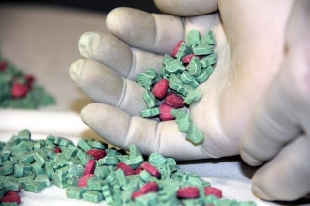 Mersin’de bidonlara gizlenmiş 26 kilogram uyuşturucu hap ele geçirildi