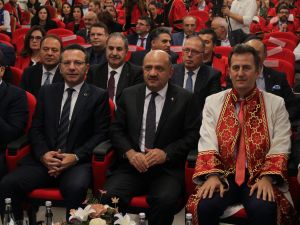 "Yabancı dili çok iyi öğrenin ama lütfen Türkçe konuşun"