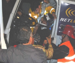 Akşehir'den İzmir'e hurda taşıyan araç kaza yaptı