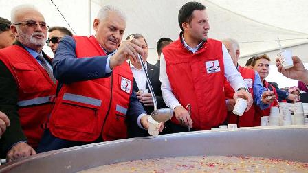 Başbakan Yıldırım aşure dağıttı