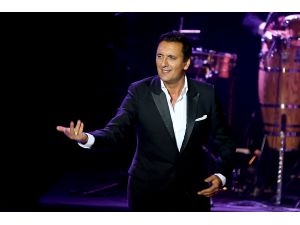 Fransız şarkıcı Dany Brillant konser verdi