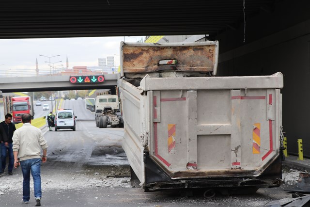 Damperli kasası açılan kamyon üst geçide çarparak ikiye ayrıldı