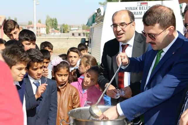 Yunak’ta Aşure dağıtıldı