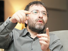 Zaman yazarını Gülen'e şikayet etti