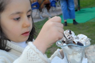 Çocuğunuza dondurma yedirin