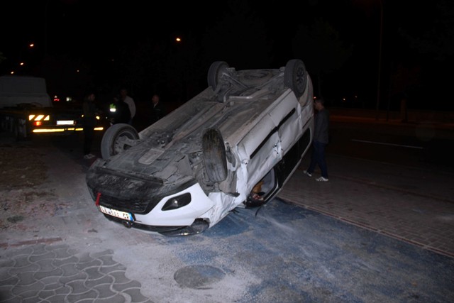 Uçarak takla atan araçtan yaralı kurtuldular