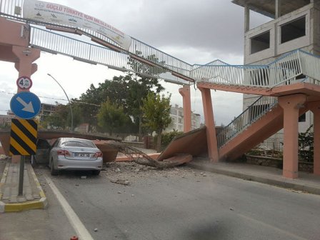 Vincin çarparak yıktığı üst geçitten kopan beton otomobili ezdi