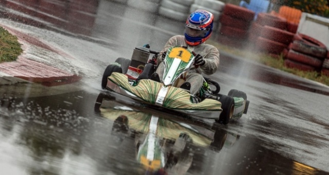 Yağmurda karting nefes kesti