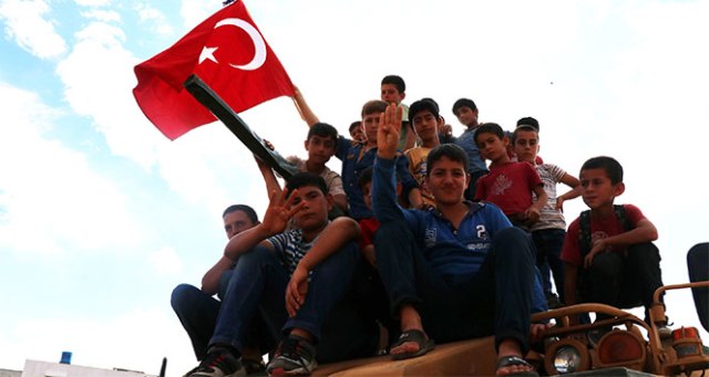 Muharebe araçlarının üstüne çıkma yarışı.