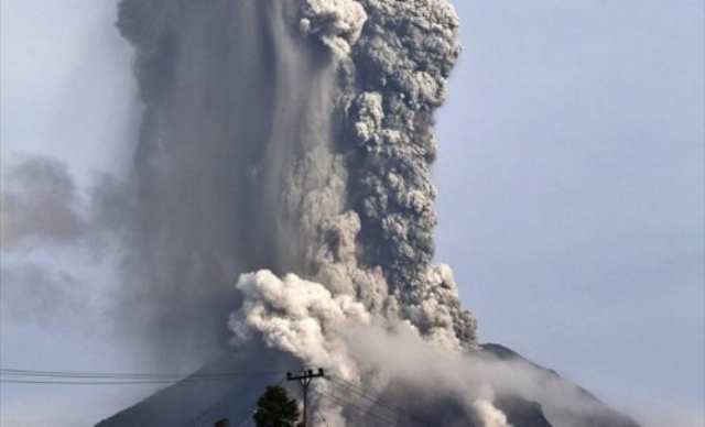 Endonezya’da Sinabung yanardağı patladı