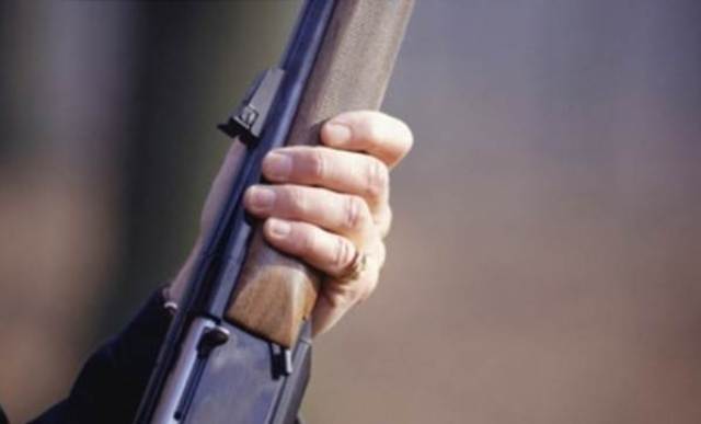 Tarlasını sulayan komşusunu domuz sanıp öldürdü