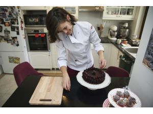 Canlı çiçeklerle süslediği pastalarıyla yeniden hayat buldu